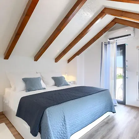 בית נופש House Lando פולה