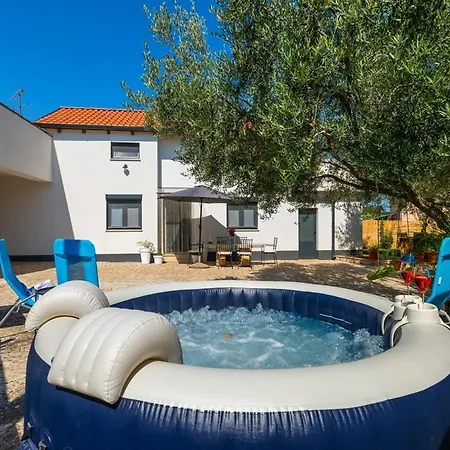 House Lando בית נופש פולה