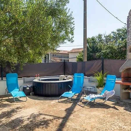 בית נופש House Lando פולה